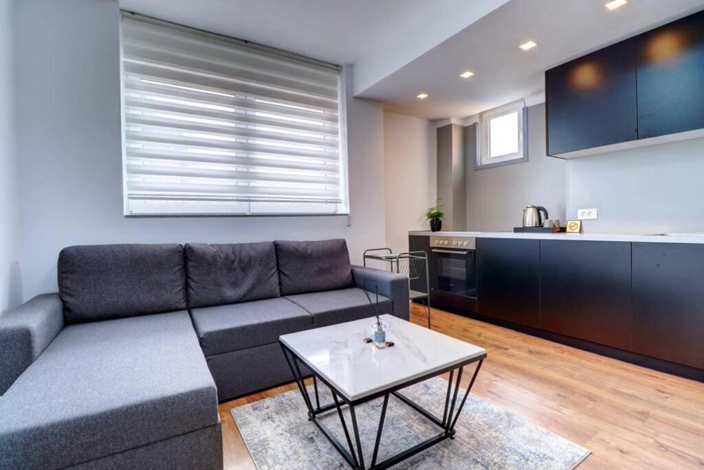 Town Square Apartment Приштина Экстерьер фото